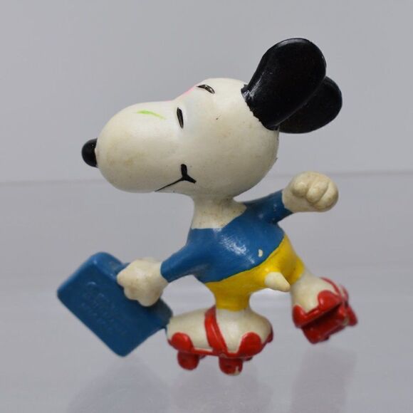 Vintage Peanuts Snoopy Rollerblading To Work Businessman Mini PVC Miniature - Picture 5 of 7